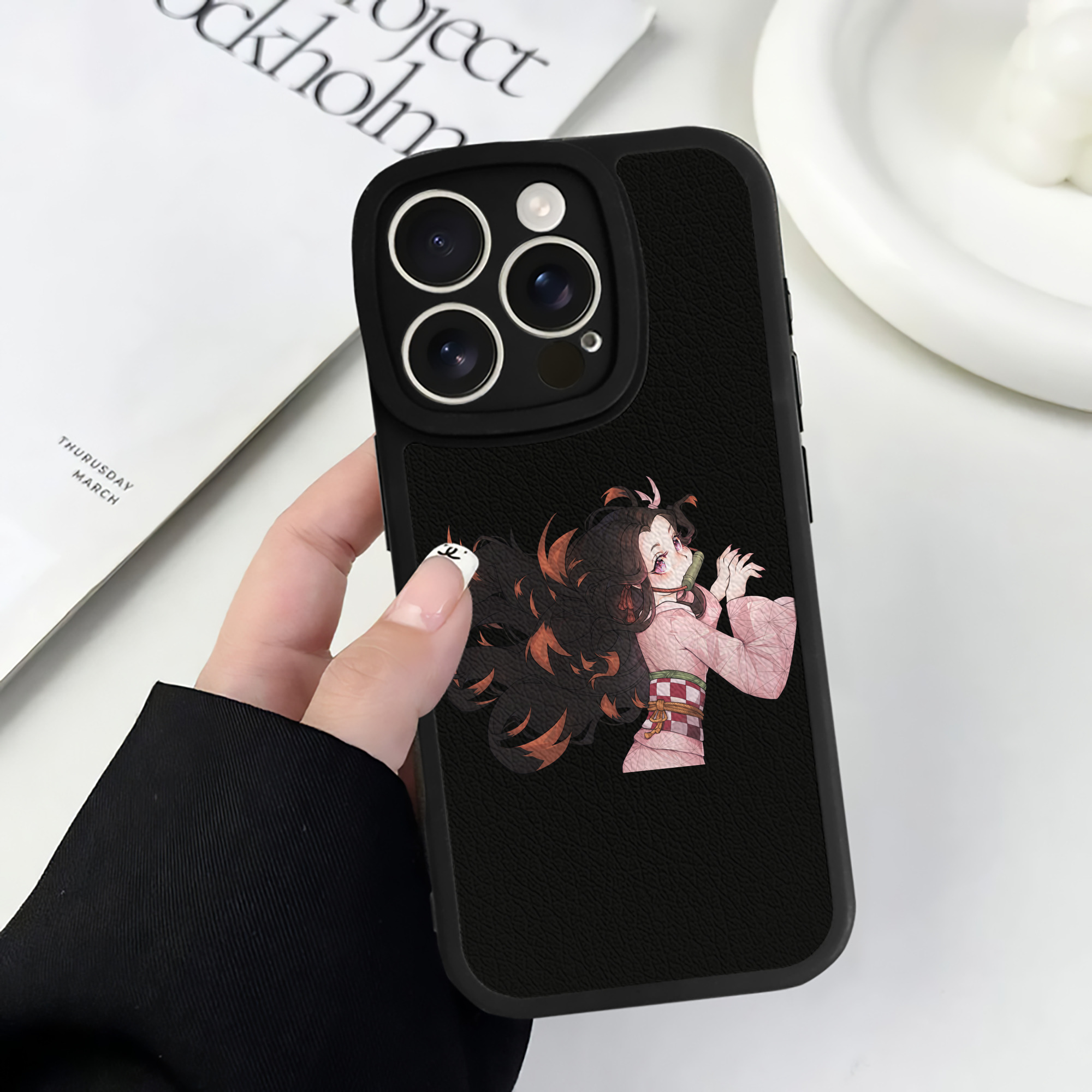 （画像用） 鬼滅の刃（きめつのやいば）竈門 禰󠄀豆子／かまど ねずこ Kamado Nezuko 【iPhone 16シリーズ対応】シリコンスマホケース（レザー調） 材質：シリコン